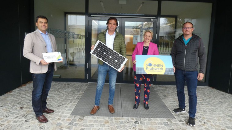 Repräsenanten stellen Photovoltaik Bürgerbeteiligung vor
